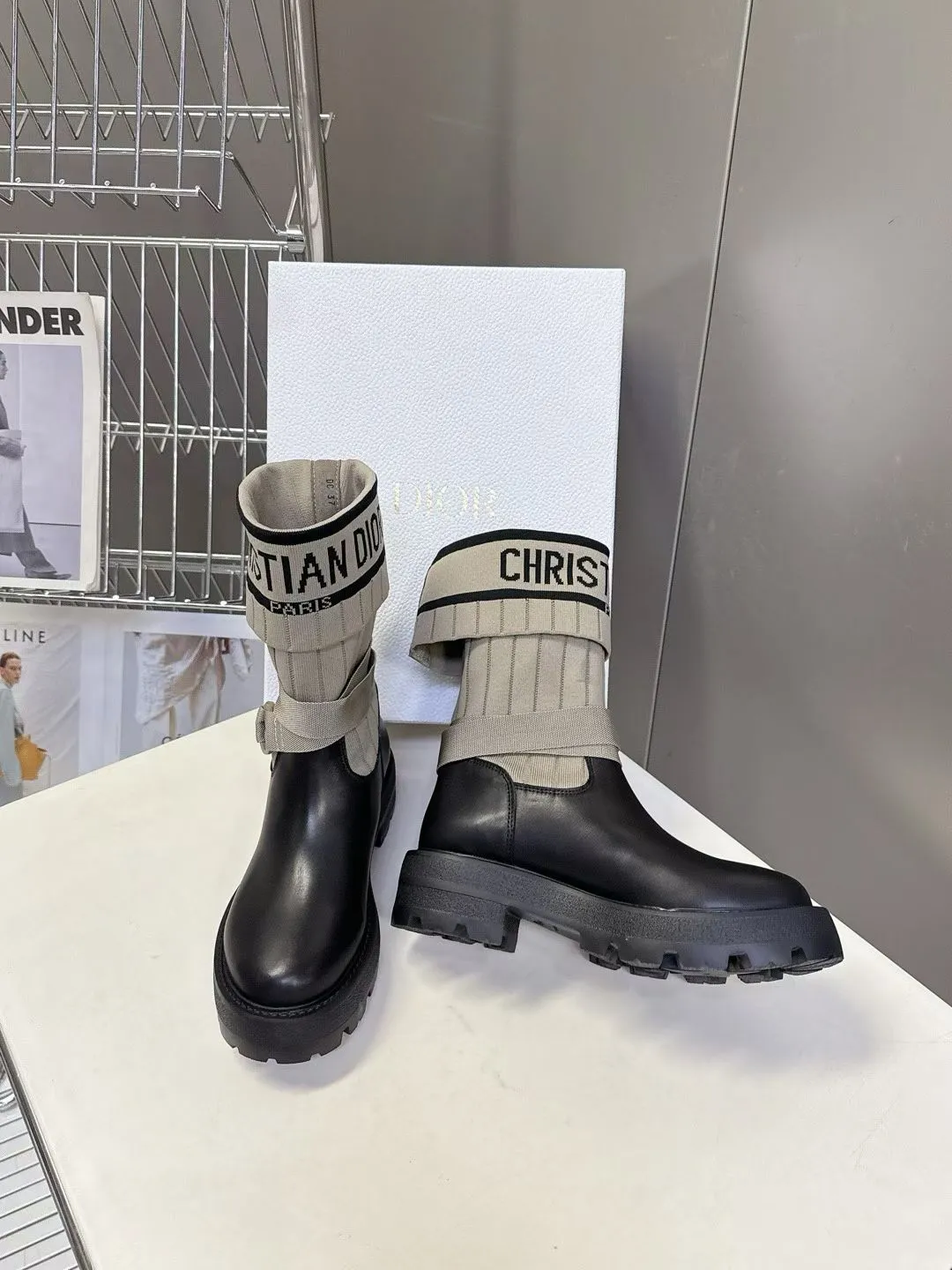 👟👟Ex-factory price 560👟👟Dior color matching new boots for autumn and winter, the latest flying woven letter logo for autumn and winter, round-toe high-top knight boots for women, the same style for celebrity Narna Qian and the same style for Yi Mengling. Material: First-layer cowhide spliced ​​with fly-knit fabric, sheepskin lining for feet, original molded TPU outsole Size: 35-40 yards